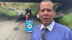 En el camino Pedro Viera en Cupey Alto con las brigadas de @DTOP_PR  bacheando caminos municipales , gracias @ricardorossello por atender  nuestro reclamos @CamaraConPR