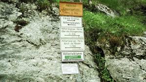 Ein sehr beeindruckender pfad leitet den wanderer durch die klamm. Partnachklamm Oder Hollentalklamm Kulturnatur