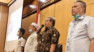 Tetapi masyarakat di sekitarnya tidak mau memandikan. Https Manado Tribunnews Com 2021 02 23 Ridwan Kamil Dan Sandiaga Uno Pendam Keinginan Berpasangan Di Pilpres 2024 Masih Fokus Tugas Https Cdn 2 Tstatic Net Manado Foto Bank Images Sandiaga Uno Dan Ridwan Kamil Jpg Ridwan Kamil Dan