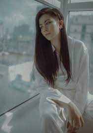 Trong bộ ảnh mừng sinh nhật lần này, nữ ca sĩ khiến người hâm mộ không khỏi bất ngờ bởi sau rất nhiều năm trung thành với mái tóc tém cá tính, thì nay cô nàng đã quyết định diện tóc dài. Gil Le Láº¡ Láº«m Khi Ä'á»ƒ Toc Dai Ngoi Sao