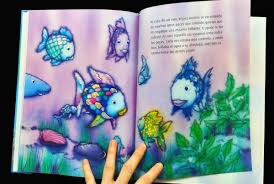 El pez arcoiris no entendía como siendo tan guapo nadie quería hablarle ni estar con el. De Aqui A La Luna Y Vuelta El Pez Arcoiris