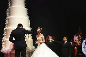 Seriously the largest wedding cake i've ever seen! 10 Over The Top Wedding Cakes Essense Designs