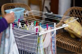 Wasche In Der Wohnung Trocknen Schimmelgefahr Minimieren Wasche Haushalts Tipps Life Hacks
