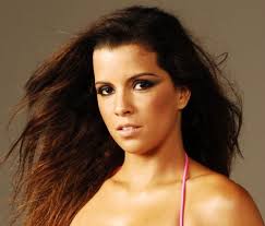 O modelo e cantora Renata Santos, rainha de bateria da Mangueira, revelou, via Twitter, seus sentimentos em relação à tragédia que vitimou Mariana Oliveira ... - 321_1434-renata-santos