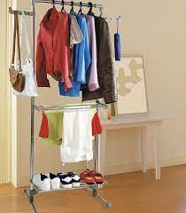 علاقة ملابس مصنوعة من الخشب وأنواع أخرى من الشماعات