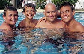 Tom daley's diving partner matty lee shared a hilarious message as the shirtless pair relaxed in their hotel room after arriving in tokyo for the fina world cup on tuesday. Tom Daley Recalls Heartbreak Of Losing His Father Entertainment Daily