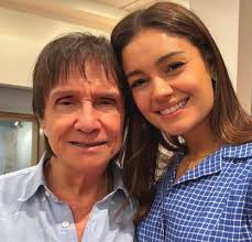 ELA QUERIA O ROSTO DA MINHA VIDA — MAS NÃO SABIA QUEM EU ERA “Quero ficar  mais bonita do que essa velha que meu namorado é casado.” As palavras  cortaram o ar