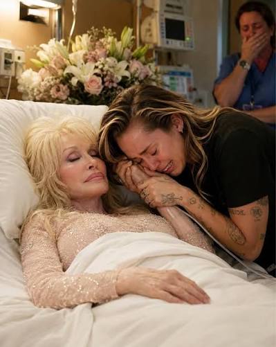 🚨 “DON'T LET GO YET…” — MILEY CYRUS COLLAPSES IN TEARS AT DOLLY PARTON'S BEDSIDE IN HEARTBREAKING FINAL MOMENTS 💔🕊️ Behind closed hospital doors, an unimaginable scene unfolded that has left close