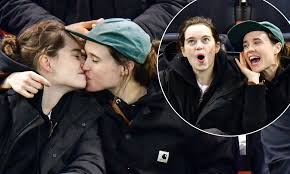 She's originally from ottawa, ontario, where she reportedly started dancing at age 3. Ellen Page Cuddles And Kisses Wife Emma Portner As They Enjoy Ice Hockey Game In Nyc Daily Mail Online