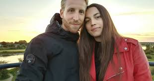 Willem engel, dansleraar en gesjeesd promovendus , is als een soort messias de mensen die zeker weten dat het virus niet gevaarlijk is, de maatregelen onzinnig, de hele zaak een groot complot. Heel Gezin Huilt Als Lorena Afscheid Neemt Van Haar Vriend Robert Ten Brink Ik Heb Je Nodig Home Gelderlander Nl