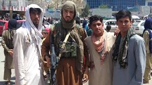 Taliban fighters instructed to stay at the gates of kabul and not enter the city. Rdlnxxwd N Ltm