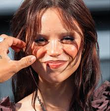 jenna ortega fan page 𝜗𝜚˚⋆