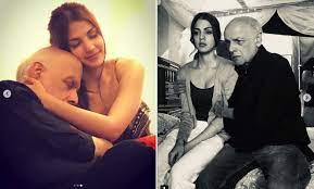 The video features rhea and mahesh bhatt sitting together in a room. Mahesh Bhatt And Rhea Chakraborty S Whatsapp Chats From June 8 Accessed Full Details Video Celebrities News India Tv