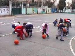 A esta edad entra en juego la abstracción, y además, pueden expresar una opinión personal y destaca la relación con otros niños y niñas de su misma edad de cinco años. Actividades Con Balon Ed Fisica Par La Vida Youtube