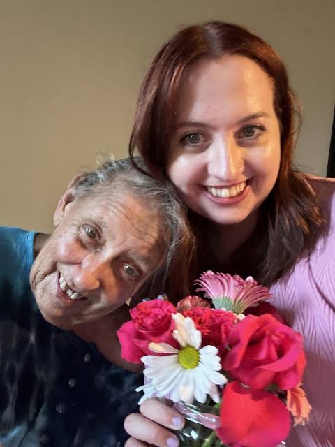 Last photo of Shelley Duvall, taken on her 75th birthday by a visitor, 4 days before she passed in her sleep due to complications related to diabetes. : r/lastimages