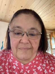 Minimal makeup look sharing and feedback