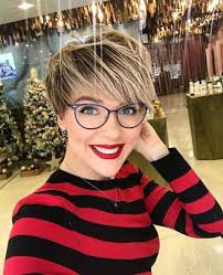 Korte kapsels kunnen extreem professioneel zijn. 13x The Most Beautiful Hairstyles With Glasses Hairstyle Center Com