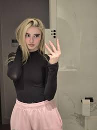 HoneyPuu on X: Happy V-day bin wieder live t.coa1YsqV1KaK  t.cogmS0AY1156  X