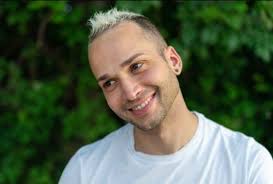 Da amici di maria de filippi (nel 2012) ai tour con le pop star jennifer lopez, britney spears e. Amici Ricordate Michele Eccolo Dopo La Storia Con La Maestra