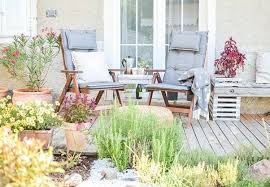 Simak inspirasi hipwee tips berikut, ya! 3 Ide Teras Rumah Minimalis Yang Super Cozy