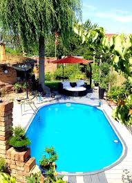 Ein Zuhause Wie Im Urlaub Wer Mochte Nicht Gerne Von Der Arbeit Heim Kommen Und Sich Im Garten So Fuhlen Wie In Einem Ovaler Pool Gartenpools Pool Im Garten
