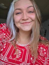 I feel like I look like a different person in every picture I take or  either I just look like every other blonde basic white chick lol any  dopplegangers come to mind