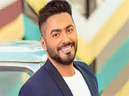 حرص المطرب تامر حسني، على مفاجأة طفلة من معجباته، أثناء حضوره عروض فيلمه مش أنا، وحدث. Ø¹Ù‚Ù„Ù‡Ø§ ØµØºÙŠØ± ÙˆÙ†ÙƒØ¯ÙŠØ© ØªØ§Ù…Ø± Ø­Ø³Ù†ÙŠ ÙŠØªØ­Ø¯Ø« Ø¹Ù† Ø¹ÙŠÙˆØ¨ Ø¨Ø³Ù…Ø© Ø¨ÙˆØ³ÙŠÙ„ ÙÙŠ Ù…ØµØ±Ø§ÙˆÙ‰