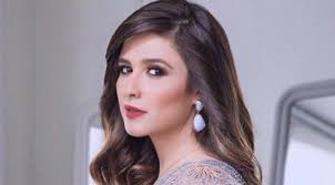 سخرت الفنانة المصري، ياسمين عبد العزيز، من تصريح الإعلامية بوسي شلبي، وذلك بعدما أكدت أن ياسمين ليست رقم 1 في الوكن العربي. ÙŠØ§Ø³Ù…ÙŠÙ† Ø¹Ø¨Ø¯ Ø§Ù„Ø¹Ø²ÙŠØ² ØªØ·Ù„ Ø¨Ø§Ù„Ø£Ø¨ÙŠØ¶ ÙÙŠ Ø£ÙˆÙ„ Ø¬Ù„Ø³Ø© ØªØµÙˆÙŠØ± Ø¨Ø¹Ø¯ Ø§Ù„Ø·Ù„Ø§Ù‚ Ù…Ø¬Ù„Ø© Ù‡ÙŠ