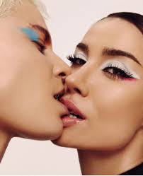 Bianca Andrade publica clique com modelo trans em Dia dos Namorados e web  cobra: 'Assume'