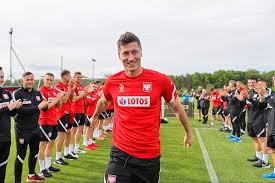 وقال ليفاندوفسكي، في تصريحات نشرها الموقع الرسمي للبطولة: Ù…Ù…Ø± Ø´Ø±ÙÙŠ Ù„Ù€ Ù„ÙŠÙØ§Ù†Ø¯ÙˆÙØ³ÙƒÙŠ ÙÙ‰ Ù…Ø¹Ø³ÙƒØ± Ù…Ù†ØªØ®Ø¨ Ø¨ÙˆÙ„Ù†Ø¯Ø§ Ø¨Ø¹Ø¯ Ø¥Ù†Ø¬Ø§Ø² Ø§Ù„Ø¯ÙˆØ±ÙŠ Ø§Ù„Ø£Ù„Ù…Ø§Ù†ÙŠ Ø§Ù„ÙŠÙˆÙ… Ø§Ù„Ø³Ø§Ø¨Ø¹