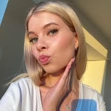 Kaila Smith's Instagram, Twitter & Facebook