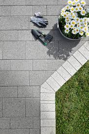 Eleganz Mit Format Vianova Pflastersteine Bieten Von Beidem Jede Menge Klare Formen Moderner Back Garden Landscaping Paver Stone Patio Backyard Landscaping