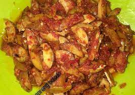 Sambal goreng jengkol membutuhkan aneka rempah seperti kemiri, bawang merah dan putih, lengkuas, cabai merah, cabai rawit, tomat dan jahe. Resep Jengkol Goreng Balado Oleh Mom Asyraf Kitchen Cookpad