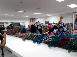 Saksikan video paten terbaru tudung labuh fareeda zaynab yang sesuai untuk musim haji & umrah.bakal keluar untuk aidiladha ini.paten terbaru fareeda zayna. Apasal Sanggup Beratur Demi Tudung Fareeda Ini Sebabnya Maryamelyas