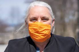 Elle revendique sa pilosité faciale comme une affirmation politique. Manon Masse Ramasse Legault Sur La Statue De Macdonald La Clique Du Plateau