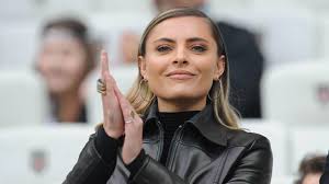 Eigentlich war sophia thomalla mit sänger gavin rossdale zusammen. Sophia Thomalla Zur Abwechslung Mal Zugeknopft Den Shitstorm Gibt S Trotzdem