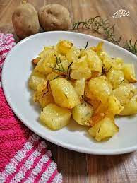 In una padella antiaderente fate fondere il burro e fatelo amalgamare con l'olio extravergine di oliva. Patate Al Burro In Forno E In Padella Un Contorno Semplice E Gustoso
