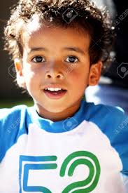 1.1 tapered sides with side swept fringe; Eine Niedliche Kleine Junge Mit Dunklen Lockiges Haar Und Grosse Braune Augen Lizenzfreie Fotos Bilder Und Stock Fotografie Image 7439400