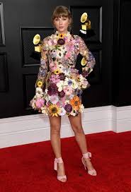 She wore an oscar de la renta dress that was bursting with flowers in an assortment of shades and shapes. Vl4m1ie5wndmom