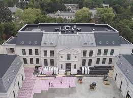 Drake was born in toronto and wants the house to forever remain solid in the place i was born. in 2015 drake bought the land on park lane circle for. Drake S Mansion In Toronto The Star Of Toosie Slide Is Peak Luxury