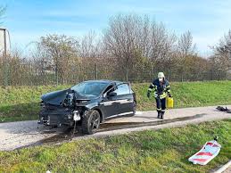 Dies wollen sie auch direkt im ersten spiel unter beweis stellen. Frau Bei Unfall Schwer Verletzt 22 Jahrige Prallt In Schomberg Mit Auto Gegen Baum Bad Liebenzell Schomberg Schwarzwalder Bote