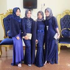Memilih warna maroon serta kebaya brokat dengan model cape dan straight neck ala nia ramadhani, juga gak kalah kece lho! 29 Model Kebaya Brokat Paling Modern Dengan Pilihan Yang Beragam Model Baju Muslim Gamis Syar I Abaya Terbaru Modelmu