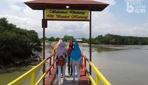 May 12, 2021 · dinamakan pantai kutang, karena sebelum pantai ini dijadikan destinasi wisata, dulu tempat ini sering dijadikan tempat berkumpulnya para pemuda pemudi, yang entah karena alasan apa mereka menggantungkan pakaian dalamnya di pohon mangrove atau tergeletak di sekitaran pantai, sehingga masyarakat yang melihat itu pun menamakan pantai ini sebagai pantai kutang. Pantai Kutang Lamongan Ini Riwayat Namanya Beritajatim Com