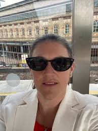 Elaine Roche (@ElaineRoche)