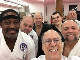 Painful finger locks in arm bar techniques