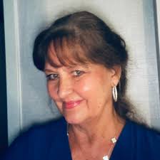 What are some unique spots in Dahlonega for drinks, dinner, and live music 