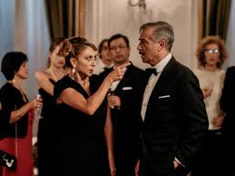 Non, non è maria elena boschi, ma l'attrice martina stella, che nel cinepanettone di netflix natale a 5 stelle interpreta una politica del pd di origini toscane, giulia rossi, che fa parte di una missione del premier 5 stelle rispoli (interpretato da massimi ghini) a budapest. Natale A 5 Stelle Videointerviste A Massimo Ghini E Martina Stella