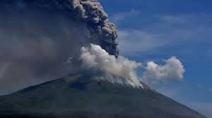 Letusan gunung berapi tak pelak menjadi sebuah bencana alam terdahsyat yang pernah dan akan selalu menemani kehidupan manusia. Merapi Dan Deretan Gunung Api Di Indonesia Yang Sedang Erupsi