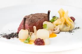 Hirschrucken Sous Vide Mit Pilz Wantans Sake Sauce Gedampften Birnen Und Preiselbeer Chutney Highfoodality Chutney Sake Essen