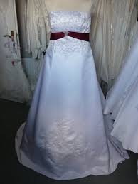 Der richtige schnitt für ein hochzeitskleid. Brautkleid Hochzeitskleid Weiss Bordeaux Schleppe In Gr 38 40 44